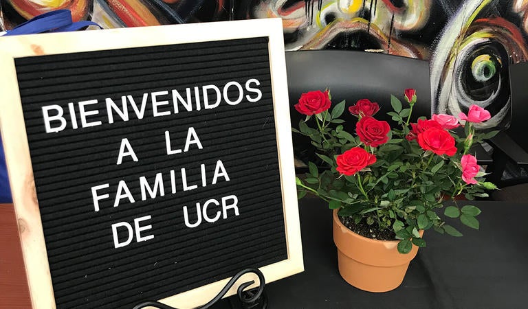 Welcome sign reading "bienvenidos a la familia de UCR"